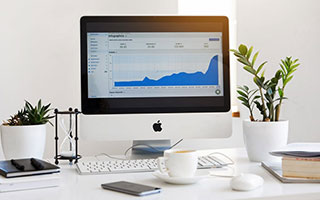 接机女球迷吐槽詹姆斯：哎哎哎这就走了，这都不看我们一眼